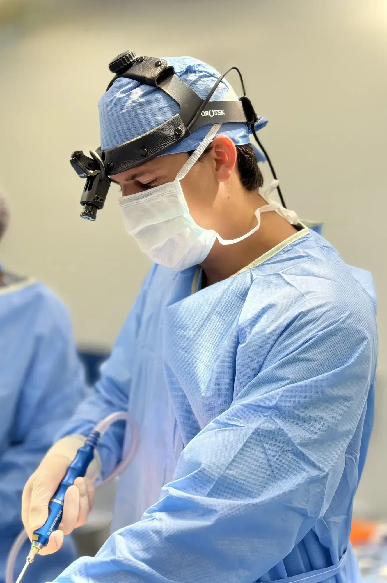 Dr. Christian Elias realizando lipoaspiração