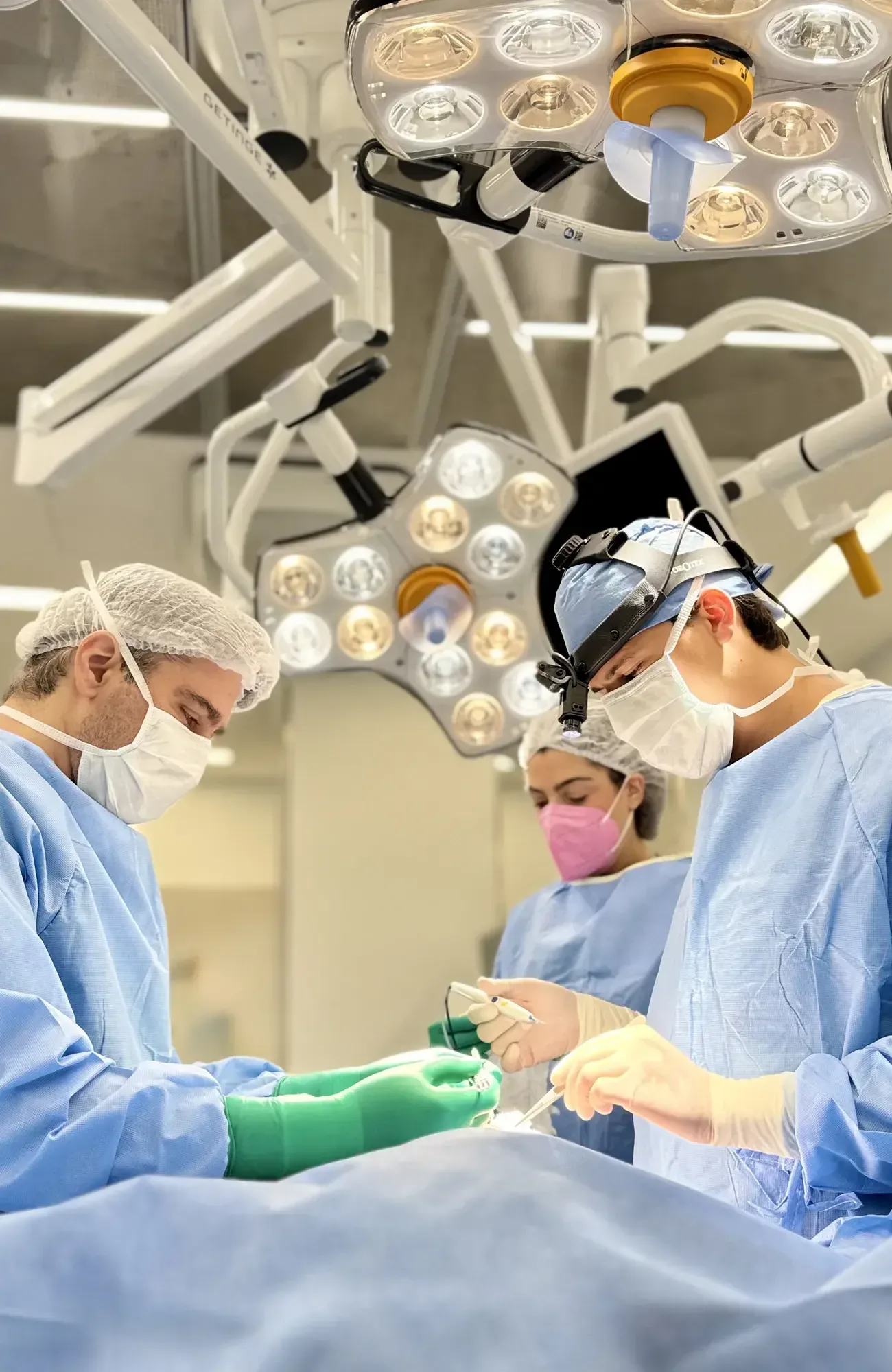 Dr. Christian Elias em procedimento mamário